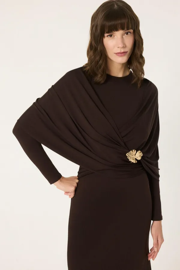 ROBE EN MAILLE AVEC DÉTAIL DE BOUCLE