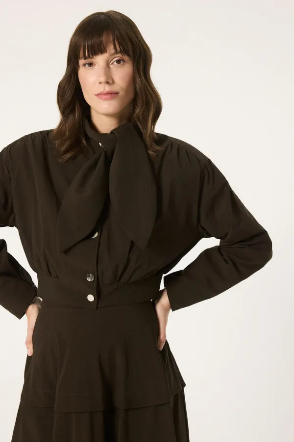 ENSEMBLE VESTE ET JUPE AVEC ÉCHARPE