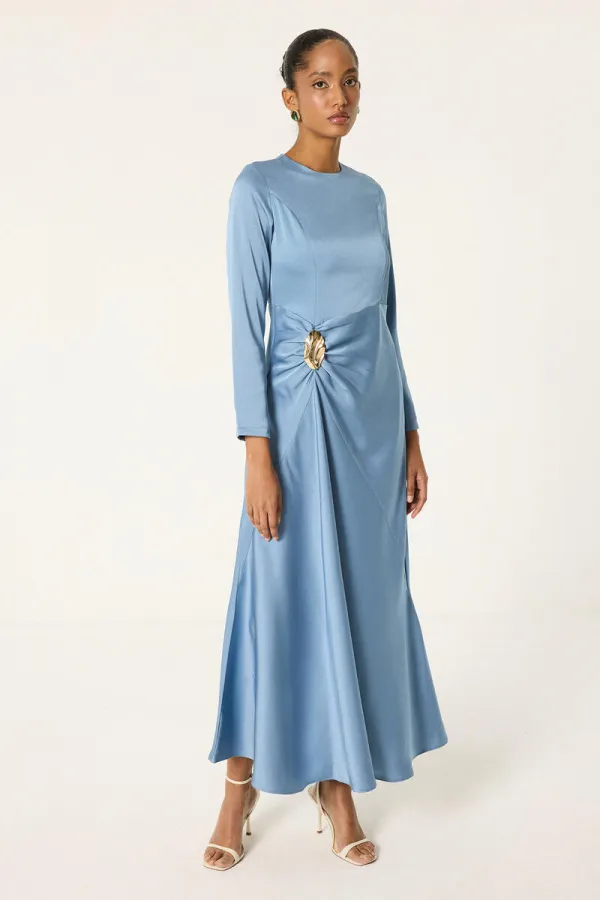 ROBE EN SATIN AVEC DÉTAIL DE BROCHE