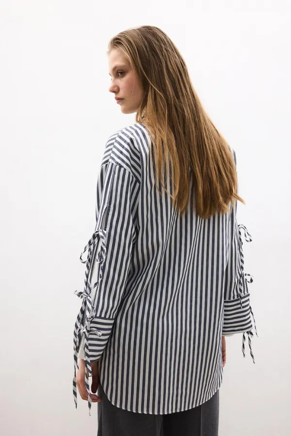 CHEMISE À RAYURES AVEC DÉTAIL DE NŒUD