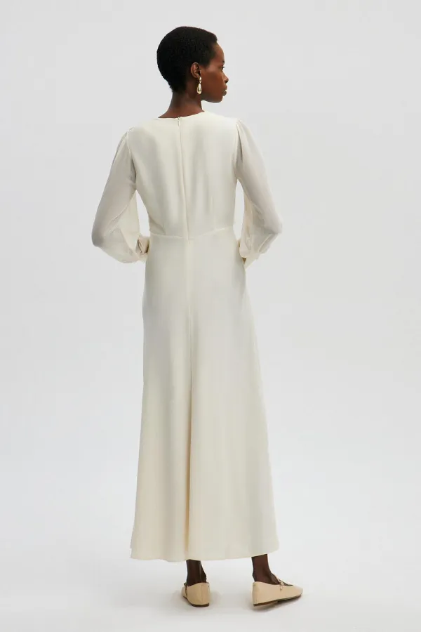 ROBE EN MOUSSELINE AVEC DÉTAILS AUX MANCHES ET CEINTURE À LA TAILLE.