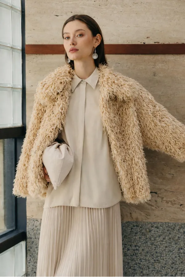 MANTEAU EN FAUSSE FOURRURE