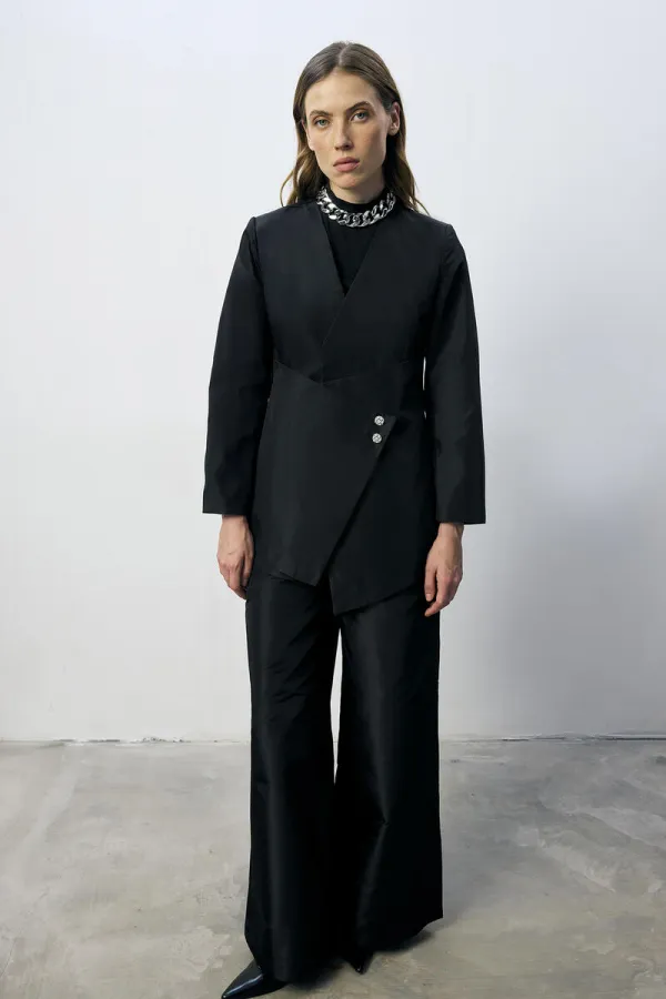 ENSEMBLE VESTE ET PANTALON ASYMÉTRIQUE AVEC DÉTAIL DE BOUTONS