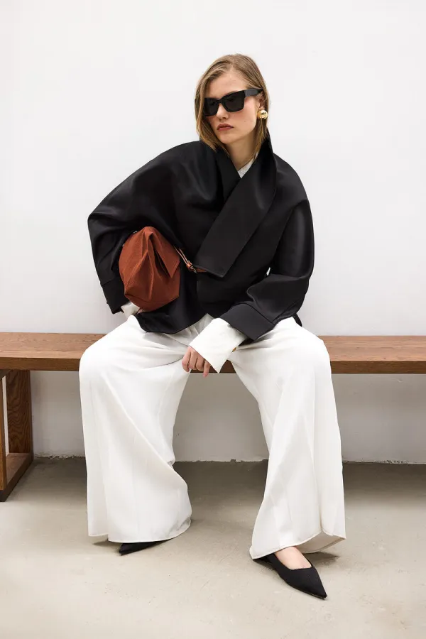 VESTE EN SATIN AVEC CEINTURE EN CUIR