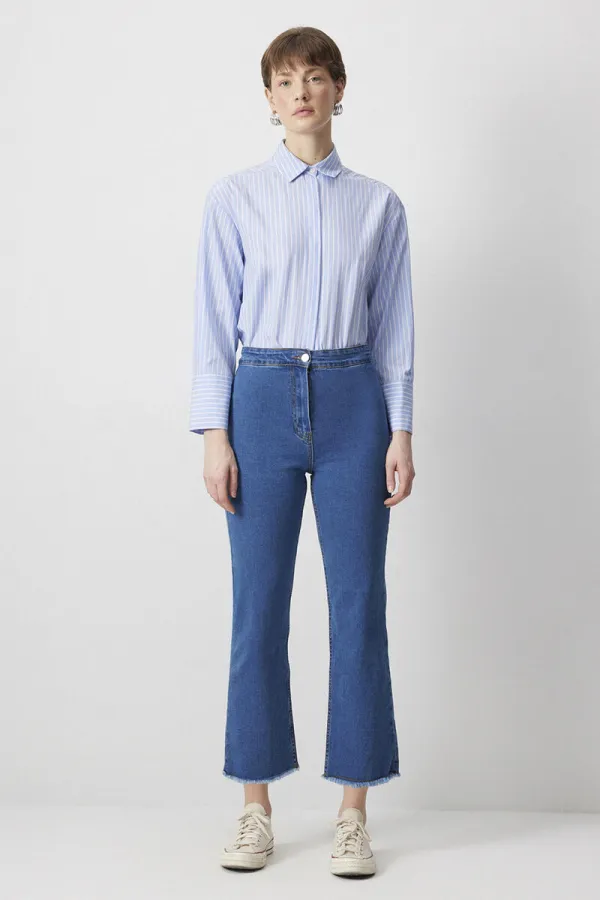 PANTALON EN JEAN À OURLET À FRANGES