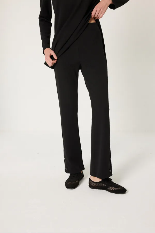 ENSEMBLE TUNIQUE ET PANTALON AVEC DÉTAIL DE BOUTONS-PRESSION