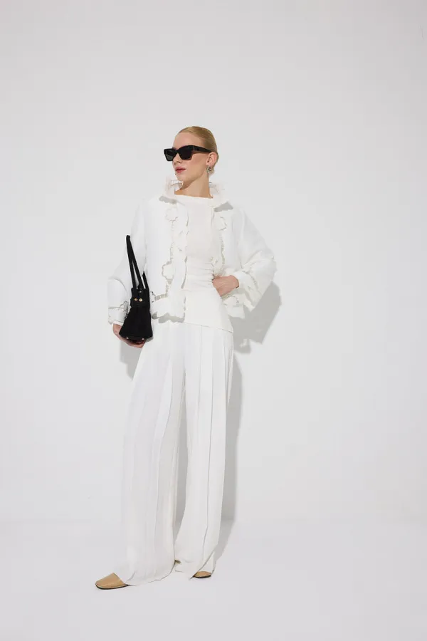 CORPS DRAPÉ SUR LE CÔTÉ