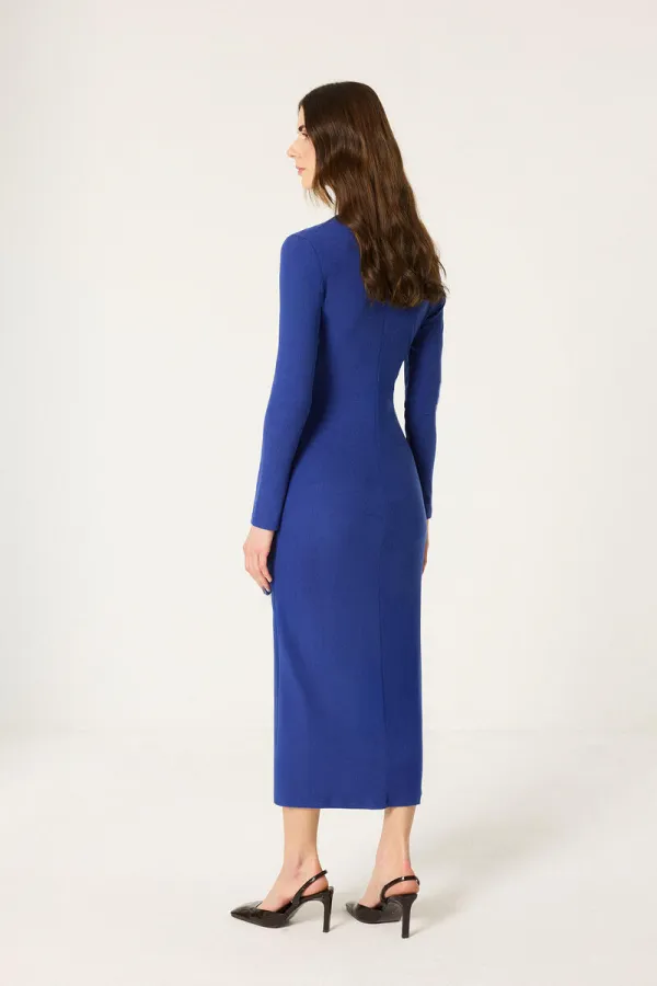 ROBE EN MAILLE AVEC BOUTONS ET CEINTURE DORÉS