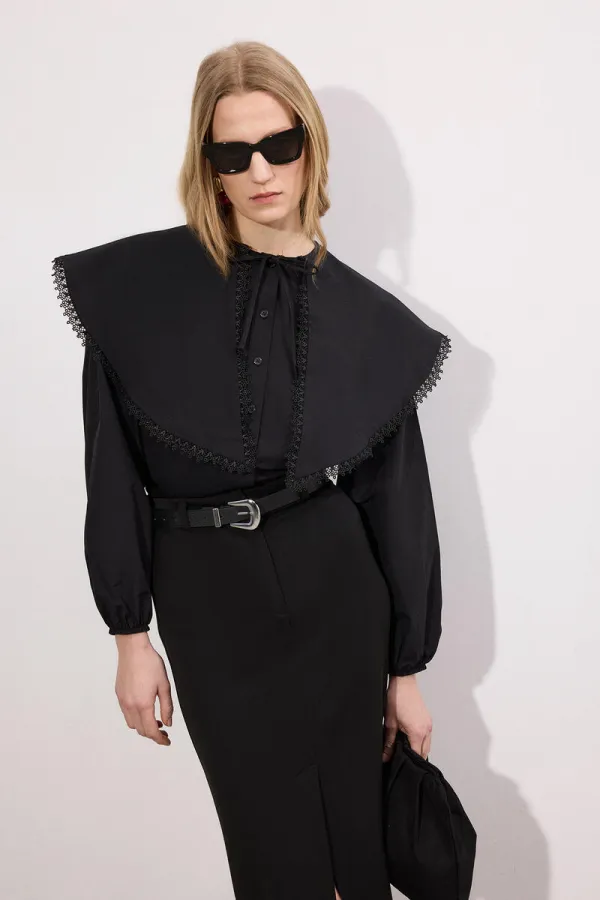 YAKASI İŞLEMELİ GÖMLEK