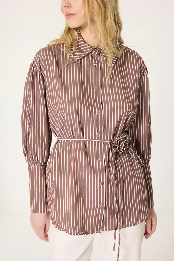 CHEMISE À RAYURES AVEC DÉTAILS DE ROSE