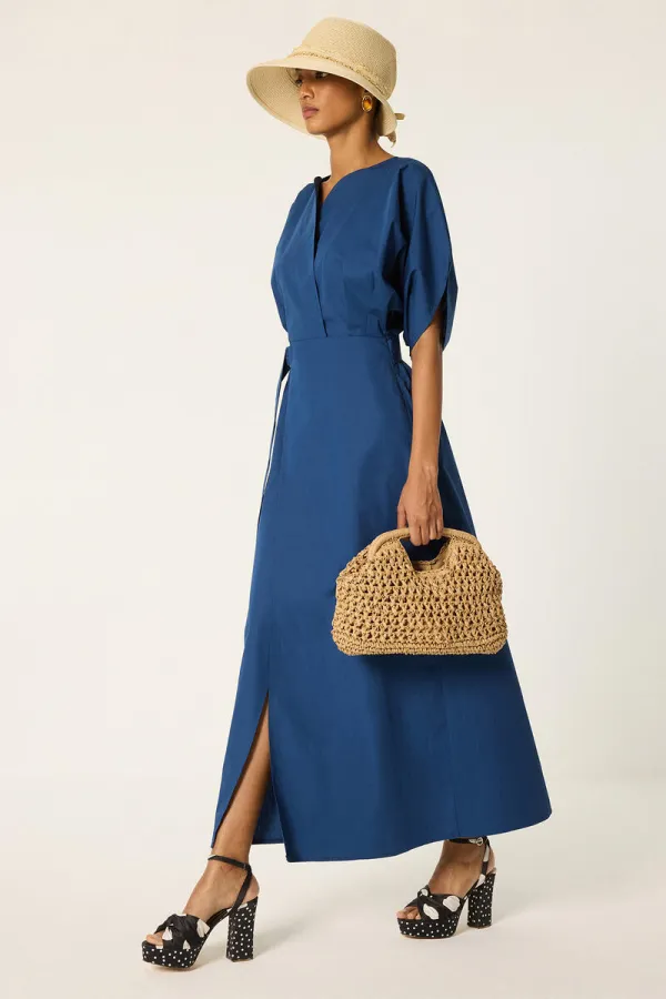 ROBE À COL EN V AVEC CEINTURE ROBE À COL EN V AVEC CEINTURE