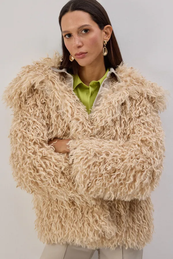 MANTEAU EN FAUSSE FOURRURE