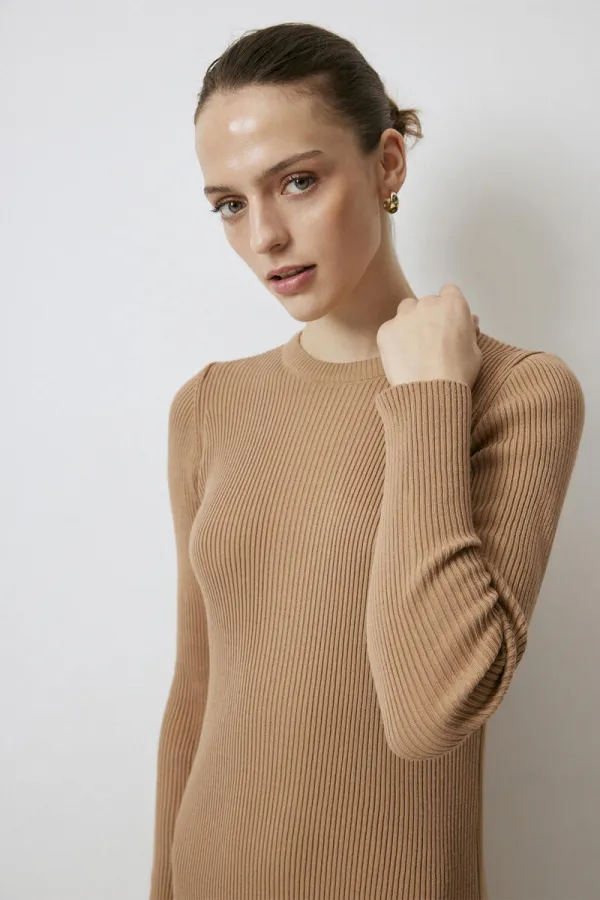 ROBE EN MAILLE À COL ROND CÔTELÉ