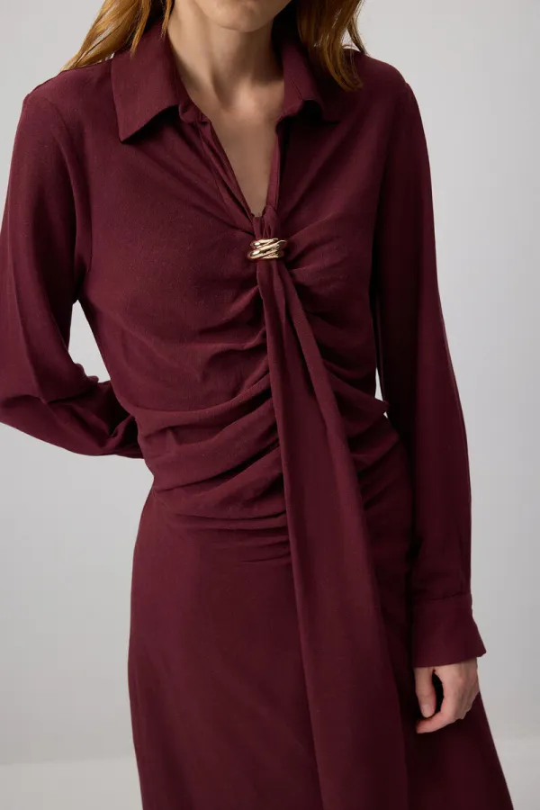 BROŞ DETAYLI BÜZGÜLÜ ELBİSE