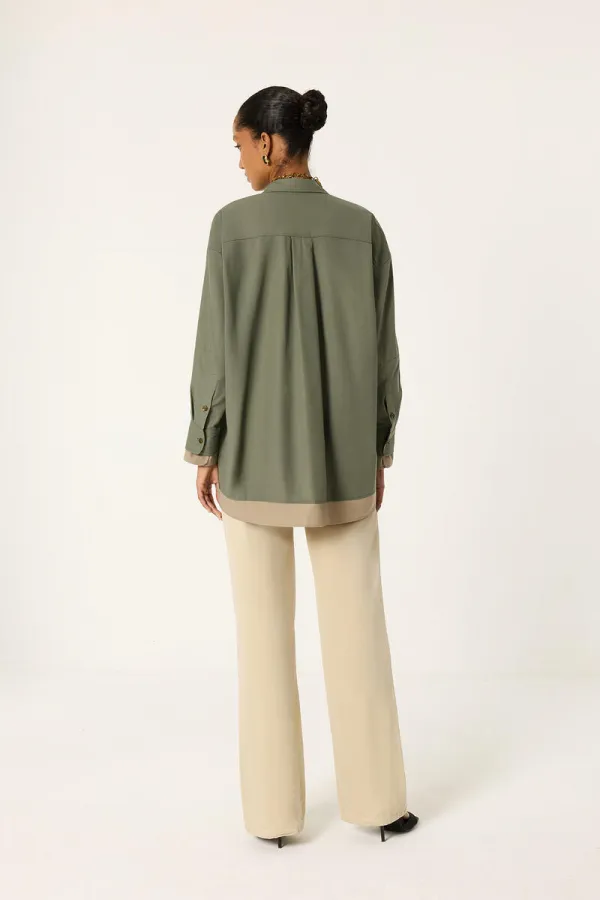 CHEMISE EN POPLINE DE COULEURS CONTRASTÉES