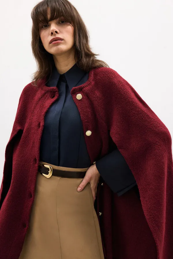 PONCHO EN MAILLE À BOUTONS DORÉS