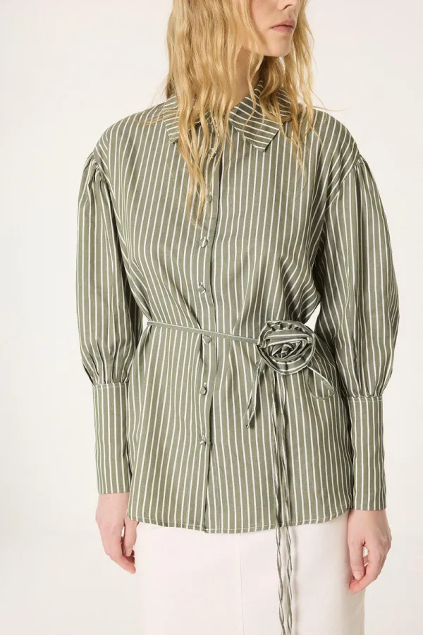 GÜL DETAYLI ÇİZGİLİ GÖMLEK