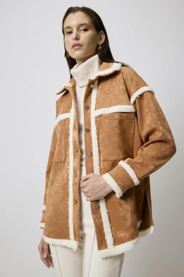 Chemise en daim avec détails en peluche