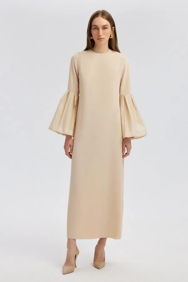 Robe en taffetas avec détails aux manches