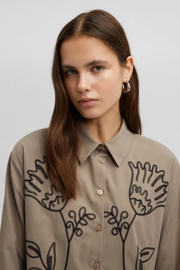 SHIRT WITH CONTRAST EMBROIDERY