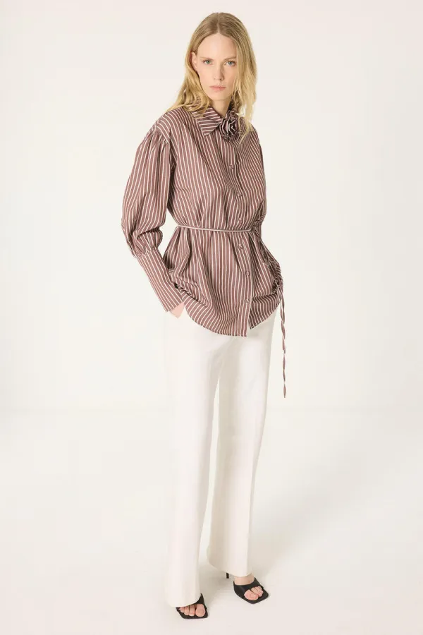 CHEMISE À RAYURES AVEC DÉTAILS DE ROSE