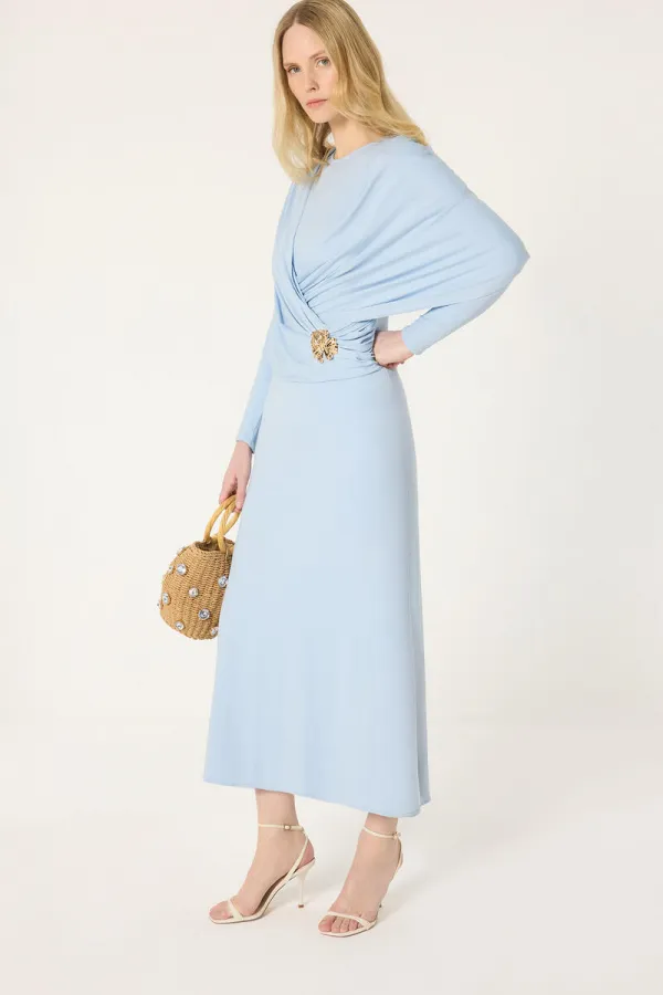 ROBE EN MAILLE AVEC DÉTAIL DE BOUCLE