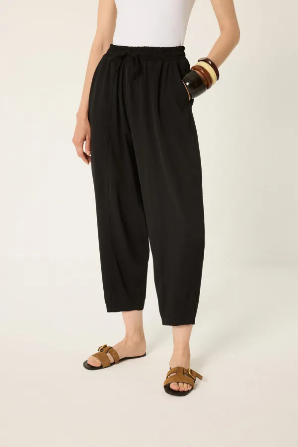 PANTALON CAROTTE AVEC TAILLE ÉLASTIQUE PANTALON CAROTTE AVEC TAILLE ÉLASTIQUE