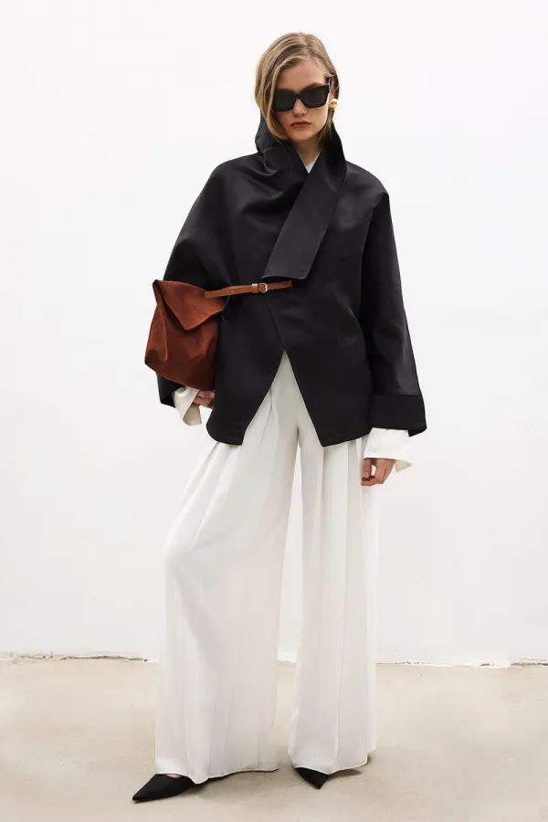 VESTE EN SATIN AVEC CEINTURE EN CUIR