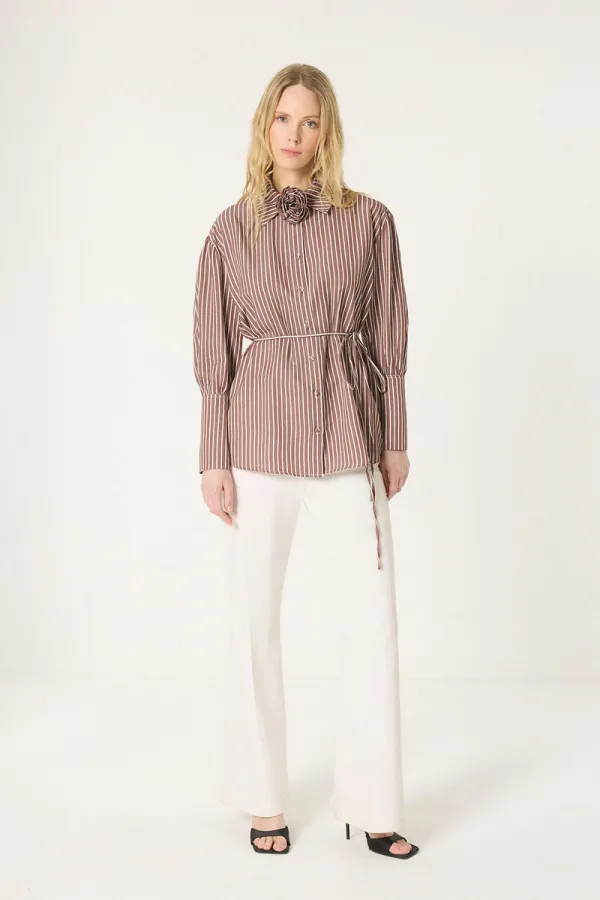 CHEMISE À RAYURES AVEC DÉTAILS DE ROSE