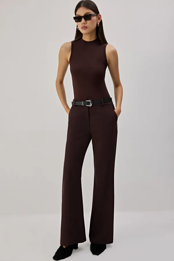 DİK YAKA KOLSUZ İÇLİK