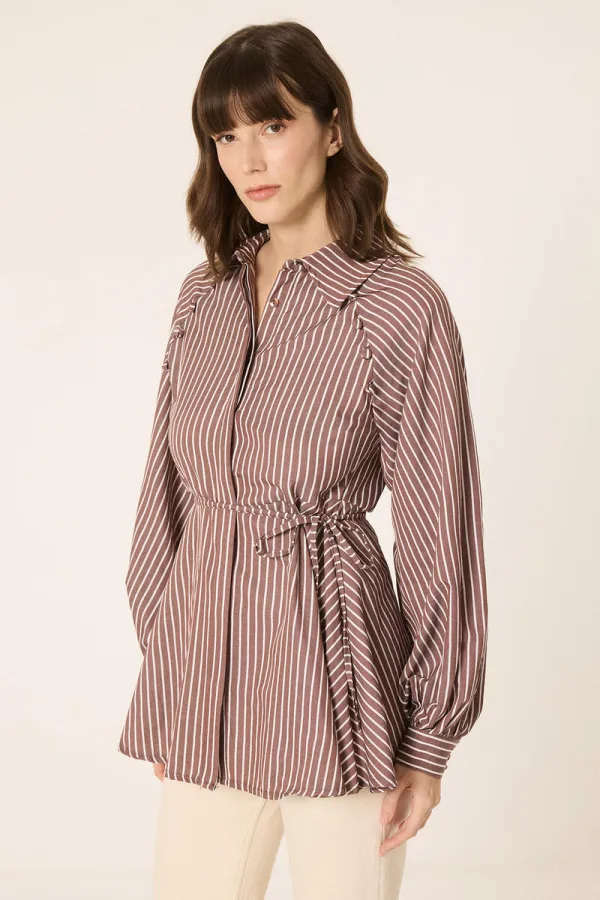 DÜĞME DETAYLI ÇİZGİLİ GÖMLEK