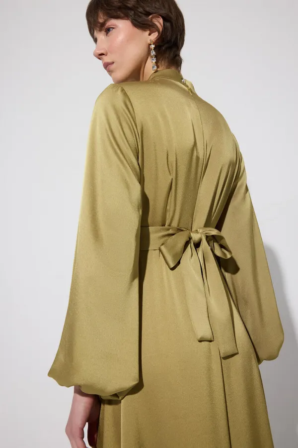 DEGAJE YAKALI KEMERLİ ELBİSE