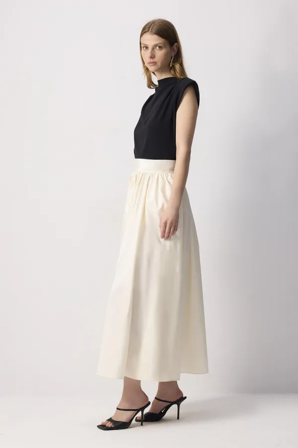 Jupe en taffetas à taille froncée.