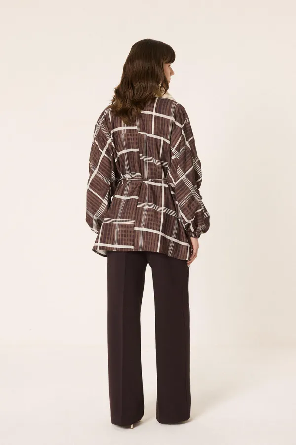 VESTE SURDIMENSIONNÉE AVEC COL ORNÉ DE PIERRES