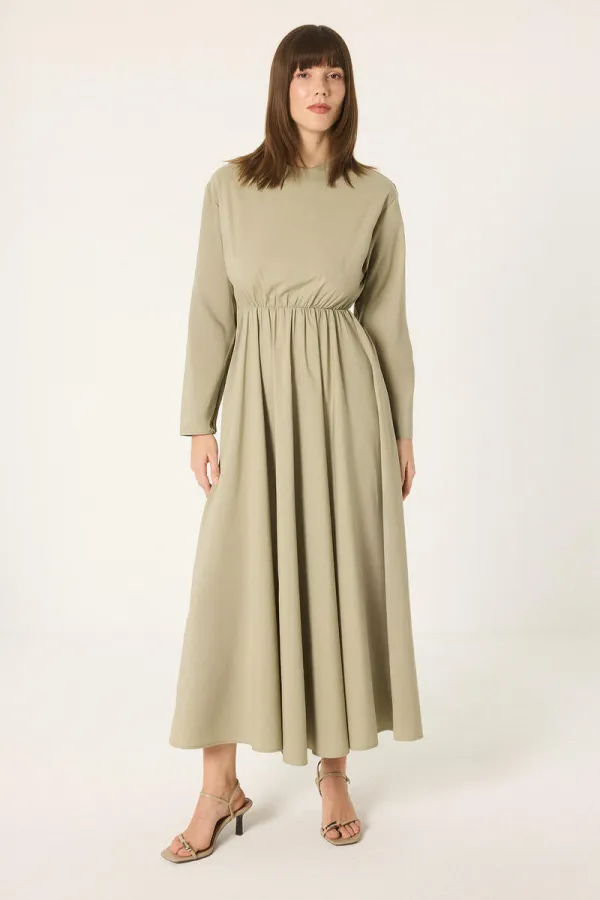 ROBE MAXI ASYMÉTRIQUE AVEC DÉTAIL DE BOUCLE DORÉE