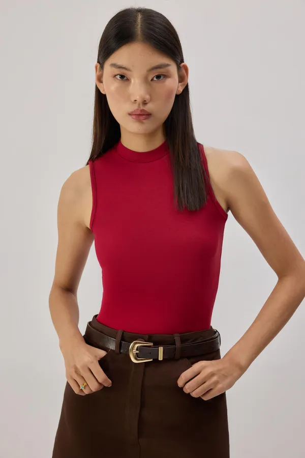 DİK YAKA KOLSUZ İÇLİK