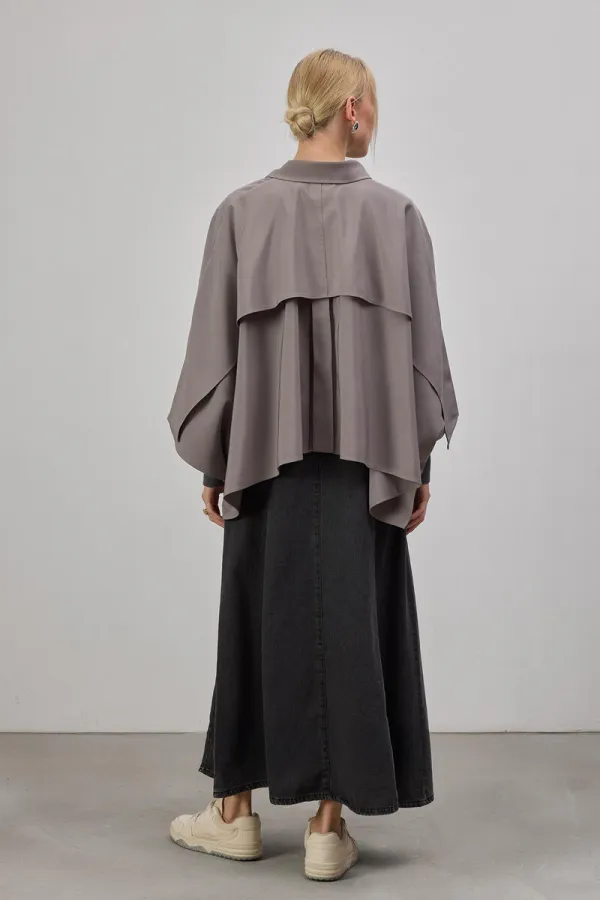 PONCHO COURT À COL ÉPIQUE