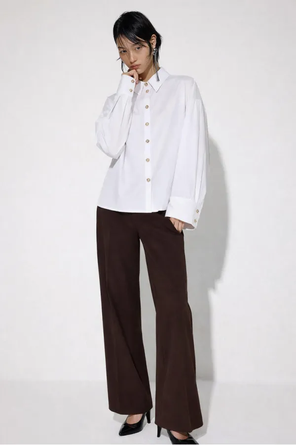 CHEMISE À MANCHONS DORÉS ET BOUTONS DORÉS