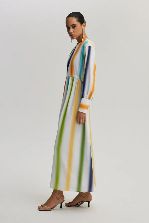 İNCİ DÜĞME DETAYLI BÜZGÜLÜ ELBİSE