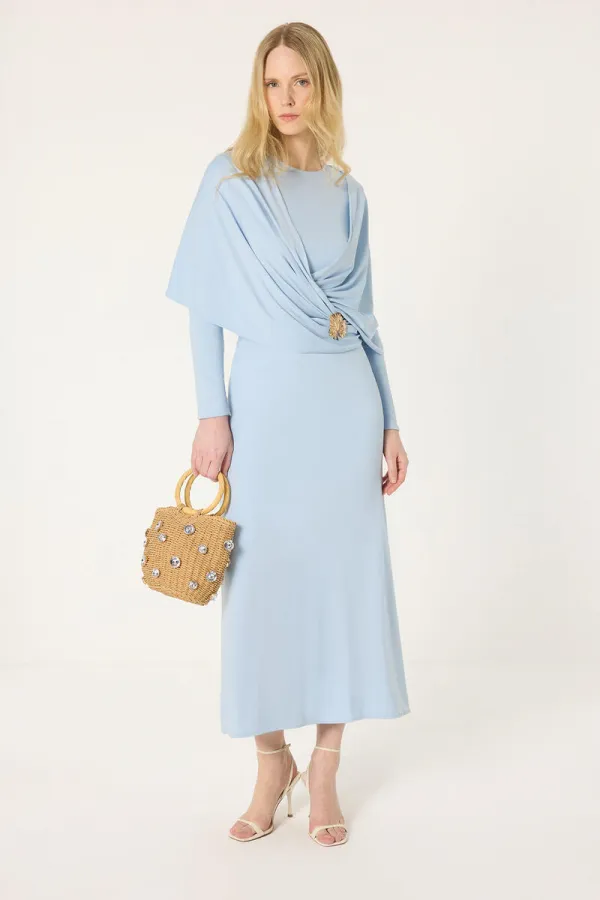 ROBE EN MAILLE AVEC DÉTAIL DE BOUCLE