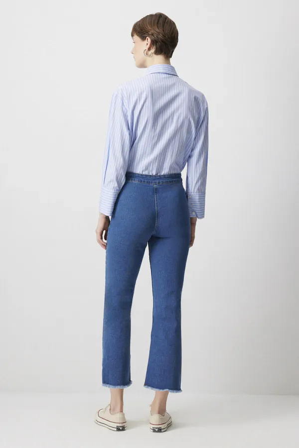 PANTALON EN JEAN À OURLET À FRANGES