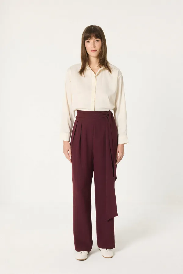 PANTALON AVEC DÉTAIL DE CEINTURE