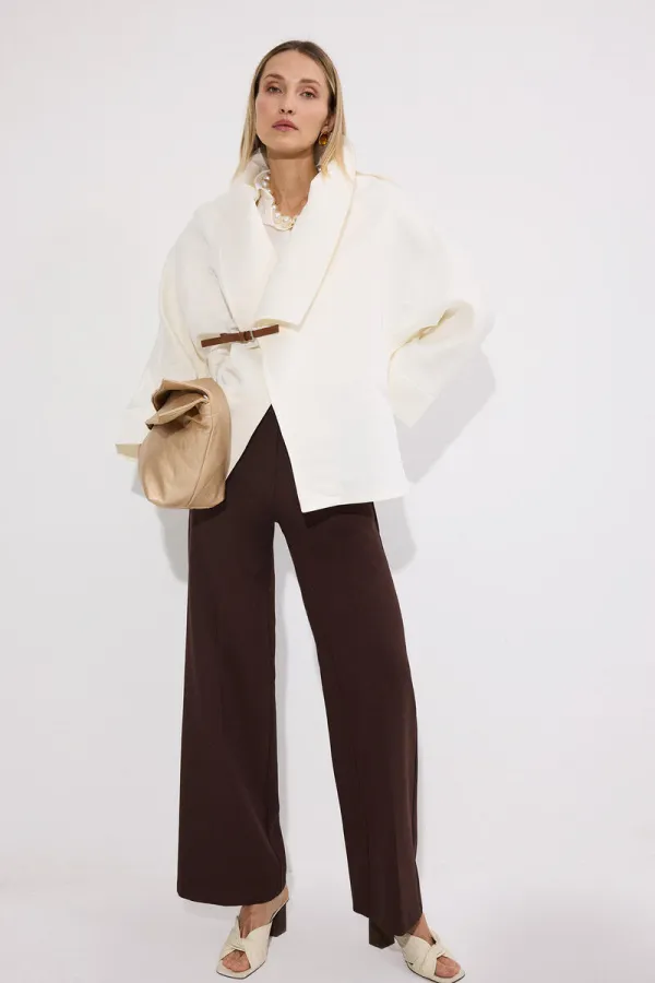 VESTE EN SATIN AVEC CEINTURE EN CUIR