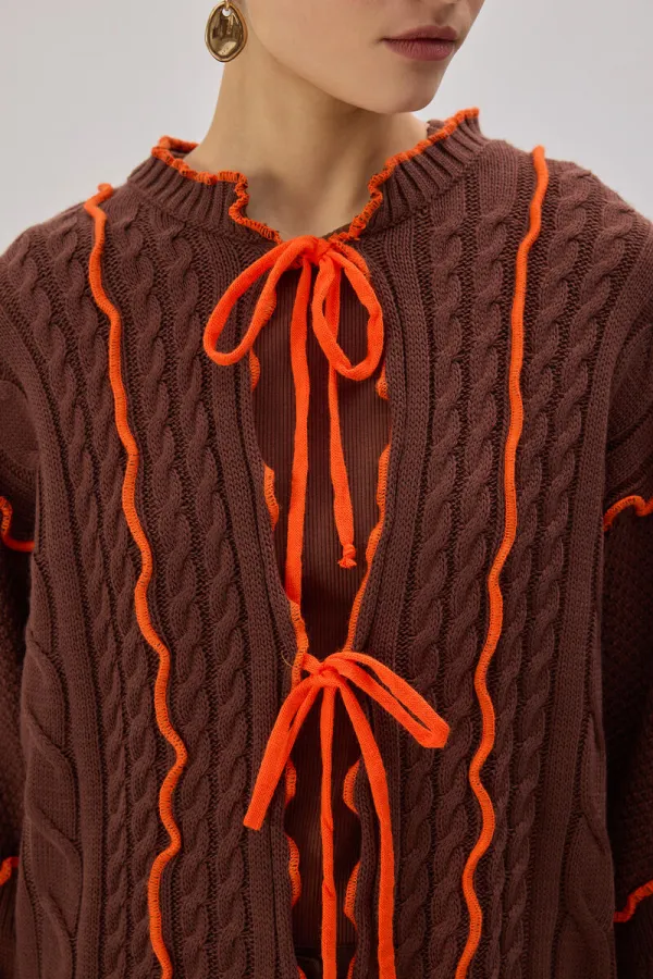 KONTRAST BİYELİ TRİKO HIRKA