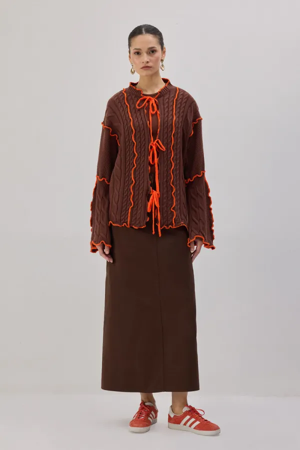 KONTRAST BİYELİ TRİKO HIRKA