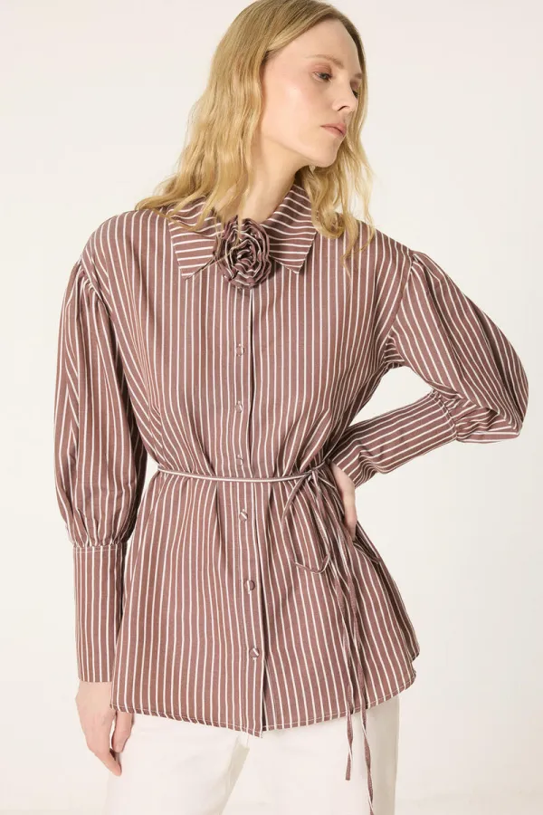 CHEMISE À RAYURES AVEC DÉTAILS DE ROSE