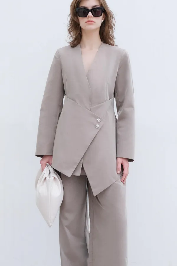 ENSEMBLE VESTE ET PANTALON ASYMÉTRIQUE AVEC DÉTAIL DE BOUTONS