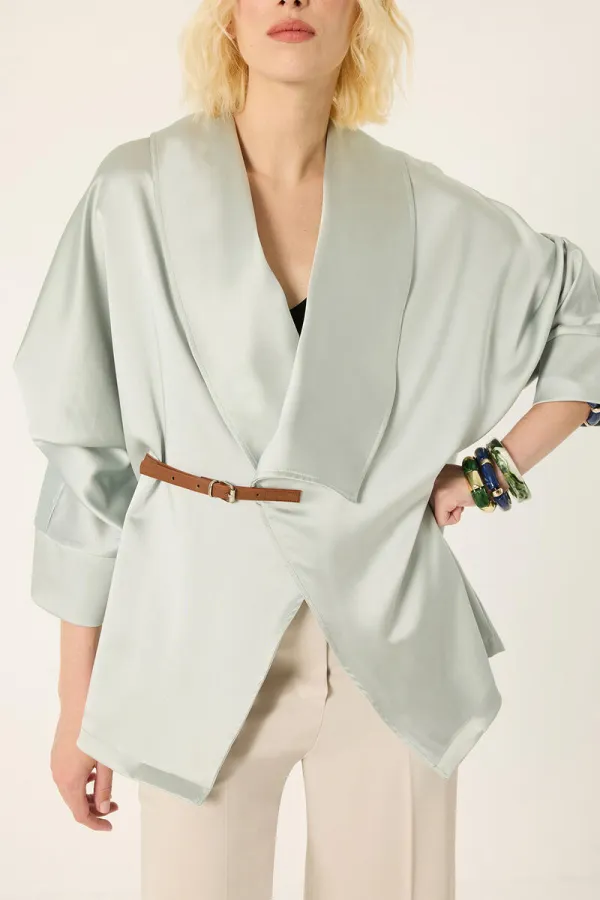 VESTE EN SATIN AVEC CEINTURE EN CUIR