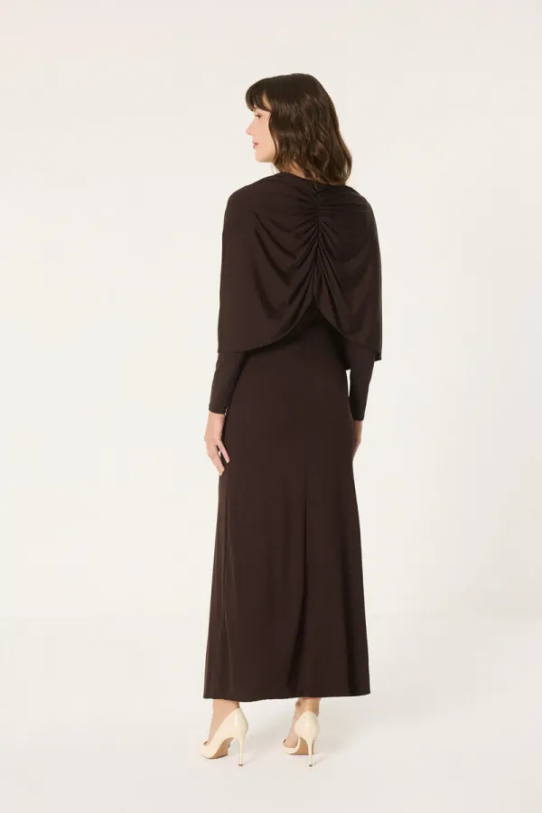 ROBE EN MAILLE AVEC DÉTAIL DE BOUCLE