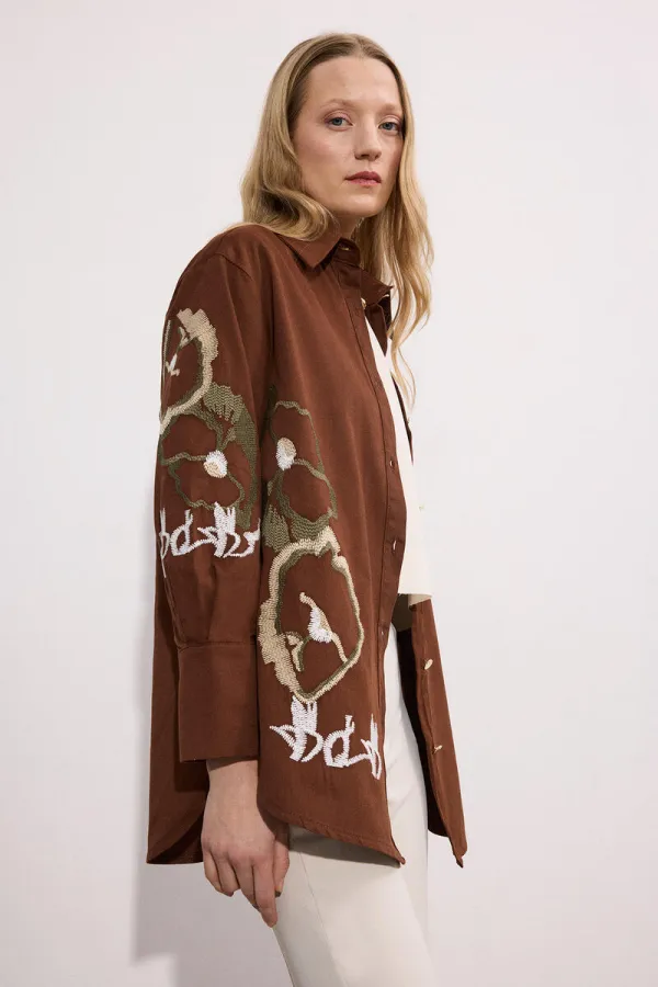 CHEMISE EN GABARDINE BRODÉE